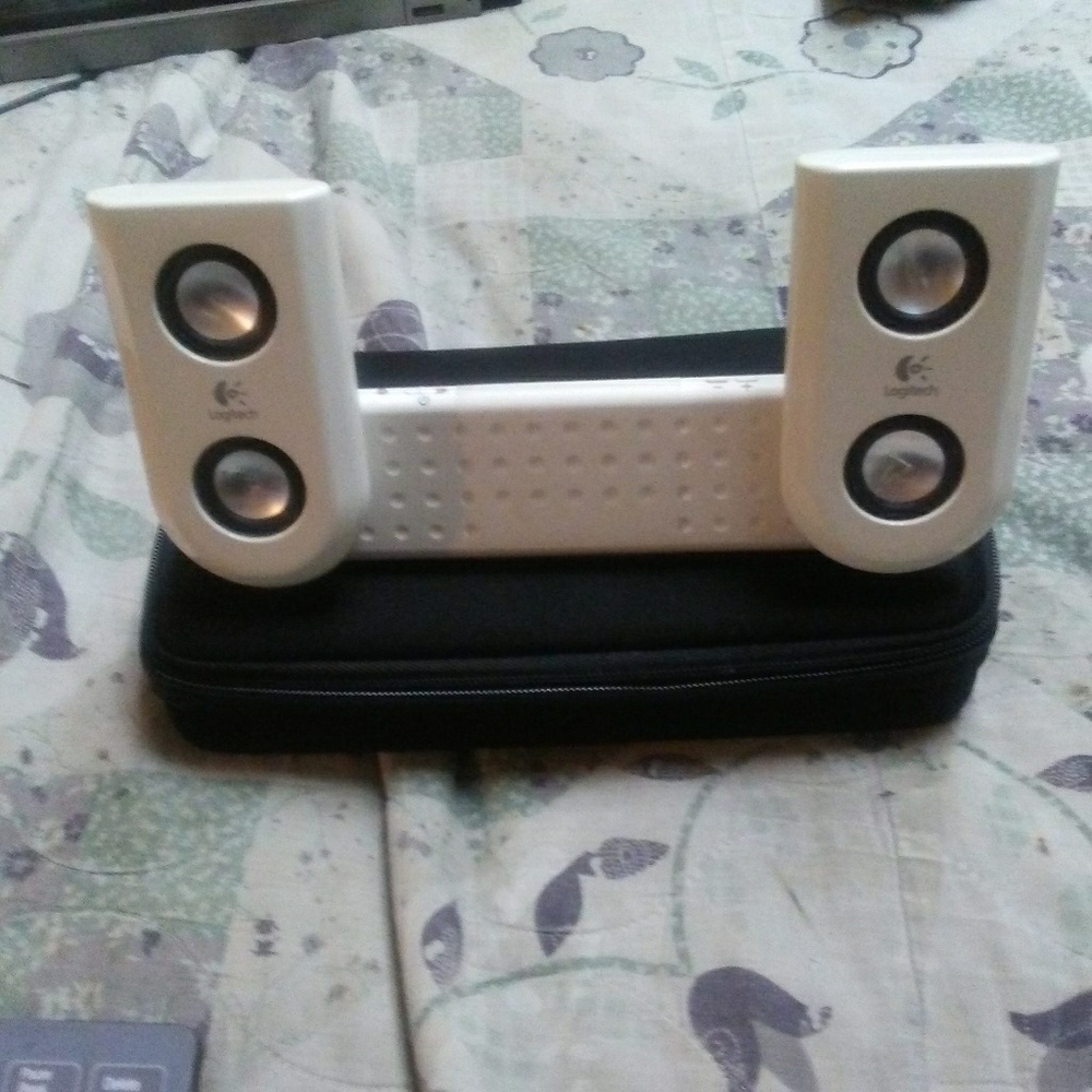 Logitech m22 portable AUX speakers w/ case